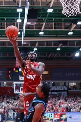 Im Bild: v.li. Charles Thompson (Wuerzburg Baskets, 32) gegen Keith Braxton Jr. (Science City Jena, 13) 31.10.2025, Basketball, Fitness First Wuerzburg Baskets vs. Science City Jena, easyCredit BBL, 6. Spieltag, Deutschland, Wuerzburg, tectake-Arena, Copyright: HMBxMedia xJulienxBecker