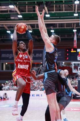 Im Bild: v.li. Marcus Carr(Wuerzburg Baskets, 5) gegen Lorenz Bank (Science City Jena, 25) und Great Osobor (Science City Jena, 1) 31.10.2025, Basketball, Fitness First Wuerzburg Baskets vs. Science City Jena, easyCredit BBL, 6. Spieltag, Deutschland, Wuerzburg, tectake-Arena, Copyright: HMBxMedia xJulienxBecker