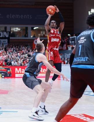 Im Bild: v.li. Lorenz Bank (Science City Jena, 25) gegen Marcus Carr(Wuerzburg Baskets, 5) 31.10.2025, Basketball, Fitness First Wuerzburg Baskets vs. Science City Jena, easyCredit BBL, 6. Spieltag, Deutschland, Wuerzburg, tectake-Arena, Copyright: HMBxMedia xJulienxBecker