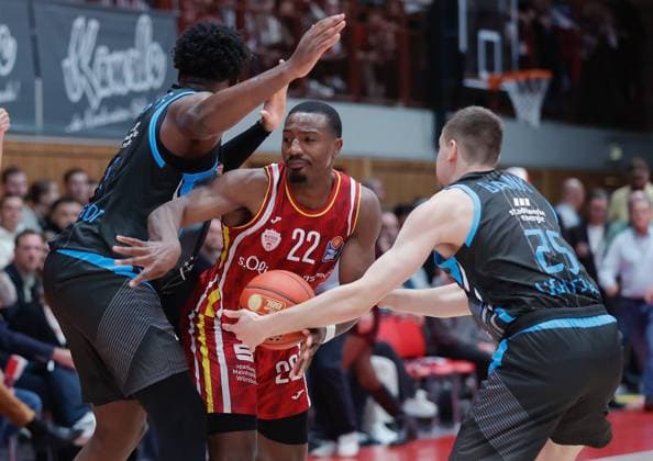 Im Bild: v.li. Great Osobor (Science City Jena, 1), Johnathan Stove (Wuerzburg Baskets, 22) und Lorenz Bank (Science City Jena, 25) 31.10.2025, Basketball, Fitness First Wuerzburg Baskets vs. Science City Jena, easyCredit BBL, 6. Spieltag, Deutschland, Wuerzburg, tectake-Arena, Copyright: HMBxMedia xJulienxBecker