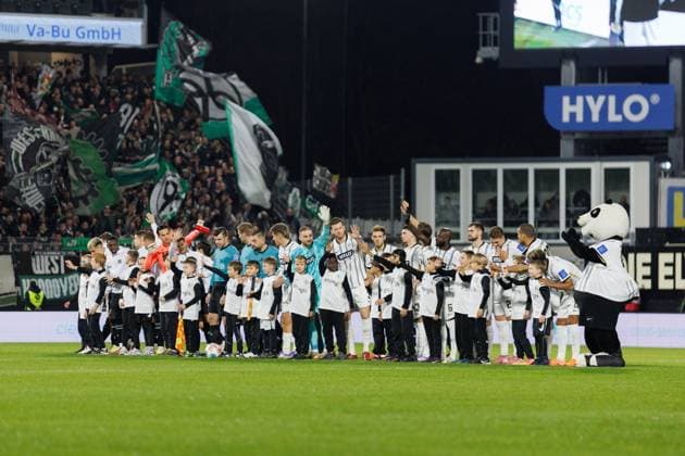 Beide Mannschaften winken den Fans zu, SV Elversberg vs Hannover 96, Fussball, 2. Bundesliga, 11. Spieltag, Saison 2025 2026, 31.10.2025 DFB regulations prohibit any use of photographs as image sequences and or quasi-video. SV Elversberg vs Hannover 96, Fussball, 2. Bundesliga, 11. Spieltag, Saison 2025 2026, 31.10.2025 Copyright: xEibner-Pressefoto AlexanderxNeisx EP_ANS