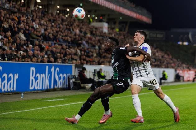 Mustapha Bundu (Hannover 96) im Zweikampf mit Felix Keidel (SV 07 Elversberg), SV Elversberg vs Hannover 96, Fussball, 2. Bundesliga, 11. Spieltag, Saison 2025 2026, 31.10.2025 DFB regulations prohibit any use of photographs as image sequences and or quasi-video. SV Elversberg vs Hannover 96, Fussball, 2. Bundesliga, 11. Spieltag, Saison 2025 2026, 31.10.2025 Copyright: xEibner-Pressefoto AlexanderxNeisx EP_ANS