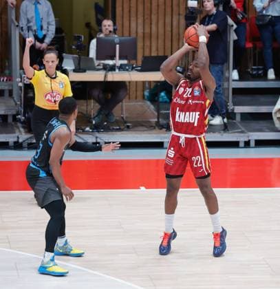 Im Bild: v.li. Eric Washington (Science City Jena, 33) gegen Johnathan Stove (Wuerzburg Baskets, 22) 31.10.2025, Basketball, Fitness First Wuerzburg Baskets vs. Science City Jena, easyCredit BBL, 6. Spieltag, Deutschland, Wuerzburg, tectake-Arena, Copyright: HMBxMedia xJulienxBecker