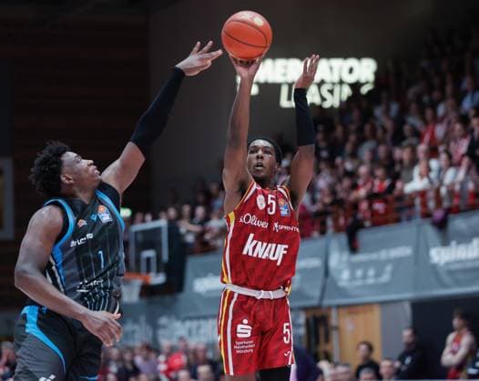 Im Bild: v.li. Great Osobor (Science City Jena, 1) gegen Marcus Carr(Wuerzburg Baskets, 5) 31.10.2025, Basketball, Fitness First Wuerzburg Baskets vs. Science City Jena, easyCredit BBL, 6. Spieltag, Deutschland, Wuerzburg, tectake-Arena, Copyright: HMBxMedia xJulienxBecker