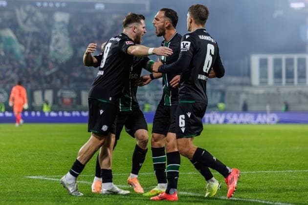 Benjamin Kaellmann (Hannover 96) bejubelt den Treffer zum 1:1 mit Virgil Ghia (Hannover 96) und Maik Nawrocki (Hannover 96), SV Elversberg vs Hannover 96, Fussball, 2. Bundesliga, 11. Spieltag, Saison 2025 2026, 31.10.2025 DFB regulations prohibit any use of photographs as image sequences and or quasi-video. SV Elversberg vs Hannover 96, Fussball, 2. Bundesliga, 11. Spieltag, Saison 2025 2026, 31.10.2025 Copyright: xEibner-Pressefoto AlexanderxNeisx EP_ANS