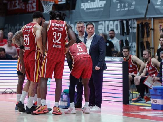 Im Bild: v.li. Co-Trainer Dejan Mihevic (Wuerzburg Baskets) und Head-Coach Sasa Filipovski (Wuerzburg Baskets) schauen wahrend der Auszeit auf die Anzeigetafel. 31.10.2025, Basketball, Fitness First Wuerzburg Baskets vs. Science City Jena, easyCredit BBL, 6. Spieltag, Deutschland, Wuerzburg, tectake-Arena, Copyright: HMBxMedia xJulienxBecker
