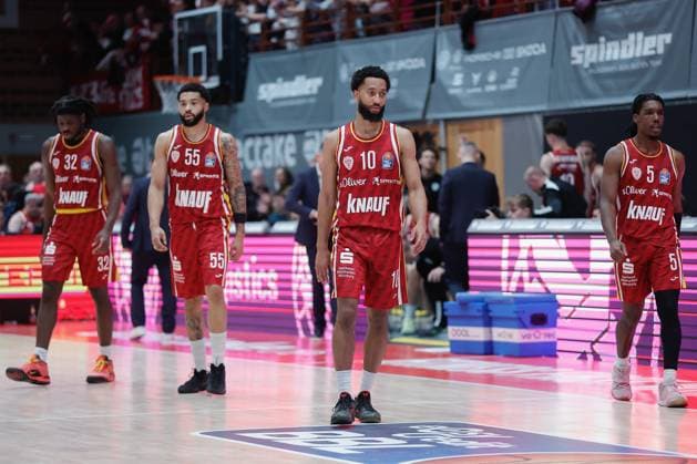 Im Bild: v.li. Charles Thompson (Wuerzburg Baskets, 32), David Muenkat (Wuerzburg Baskets, 55), Davion Mintz (Wuerzburg Baskets, 10) und Marcus Carr(Wuerzburg Baskets, 5) 31.10.2025, Basketball, Fitness First Wuerzburg Baskets vs. Science City Jena, easyCredit BBL, 6. Spieltag, Deutschland, Wuerzburg, tectake-Arena, Copyright: HMBxMedia xJulienxBecker