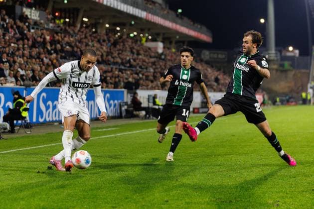 Jan Gyamerah (SV 07 Elversberg) im Zweikampf mit Husseyn Chakroun (Hannover 96) und Kolja Nuno Oudenne (Hannover 96), SV Elversberg vs Hannover 96, Fussball, 2. Bundesliga, 11. Spieltag, Saison 2025 2026, 31.10.2025 DFB regulations prohibit any use of photographs as image sequences and or quasi-video. SV Elversberg vs Hannover 96, Fussball, 2. Bundesliga, 11. Spieltag, Saison 2025 2026, 31.10.2025 Copyright: xEibner-Pressefoto AlexanderxNeisx EP_ANS