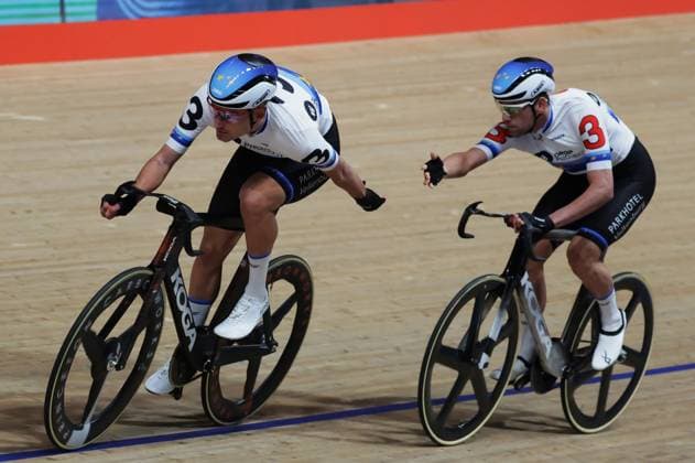 2025 London 3 Day Picture by Alex Whitehead SWpix.com - 31 10 2025 - Track cycling, Rad, Radsport, Bahnrad, Bahn - 2025 London 3 Day - Lee Valley VeloPark, London, England - Men™s Madison - Yanne Dorenbos & Vincent Hoppezak London Cycling England Copyright: x xSWpix.comx(t axPhotographyxHubxLtd)xAlexxWhitehead SWpix.comx SWP-3152-0062