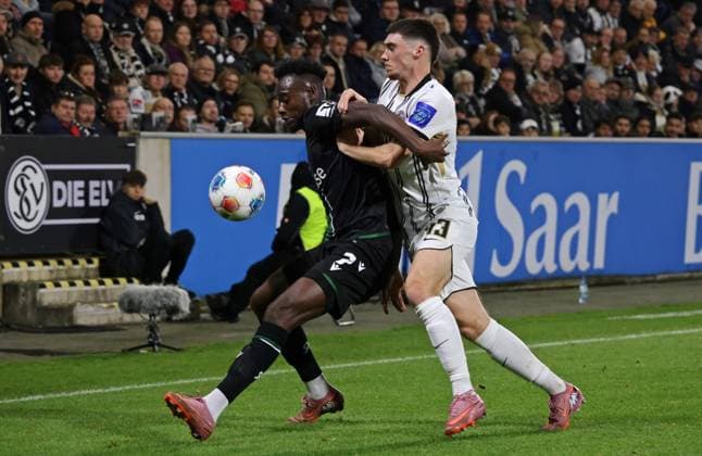 31.10.2025, Fussball, Herren, 2. Bundesliga, Saison 2025 2026, SV 07 Elversberg - Hannover 96, Mustapha Bundu (Hannover 96) Felix Keidel (SV 07 Elversberg) Elversberg Ursapharm-Arena an der Kaiserlinde Saarland Deutschland (DE) Copyright: xSebastianxBachx