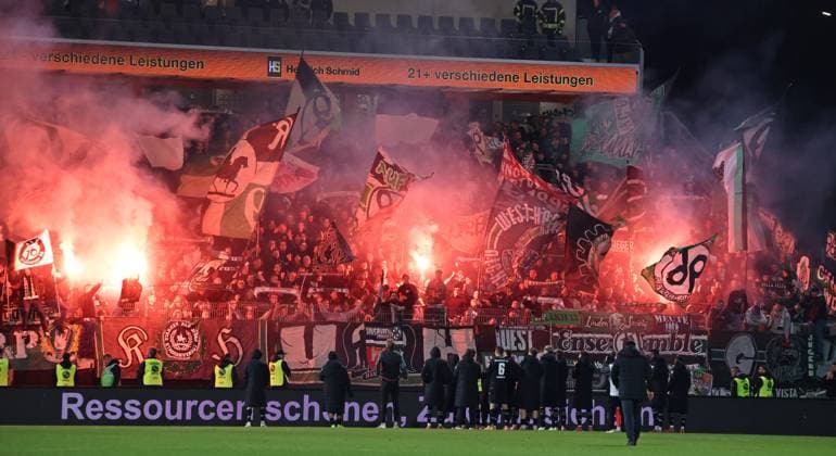 31.10.2025, Fussball, Herren, 2. Bundesliga, Saison 2025 2026, SV 07 Elversberg - Hannover 96, Fans von Hannover 96 zünden Pyrotechnik, während sich die Mannschaft nach dem Spiel für die Unterstützung bedankt Elversberg Ursapharm-Arena an der Kaiserlinde Saarland Deutschland (DE) Copyright: xSebastianxBachx