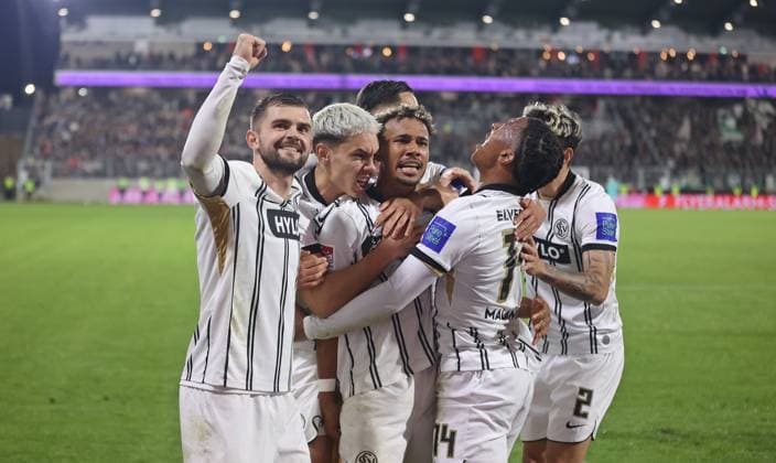 31.10.2025, Fussball, Herren, 2. Bundesliga, Saison 2025 2026, SV 07 Elversberg - Hannover 96, Torjubel der SV 07 Elversberg nach dem Tor zum 2:1 durch Bambase Conte (SV 07 Elversberg) Elversberg Ursapharm-Arena an der Kaiserlinde Saarland Deutschland (DE) Copyright: xSebastianxBachx