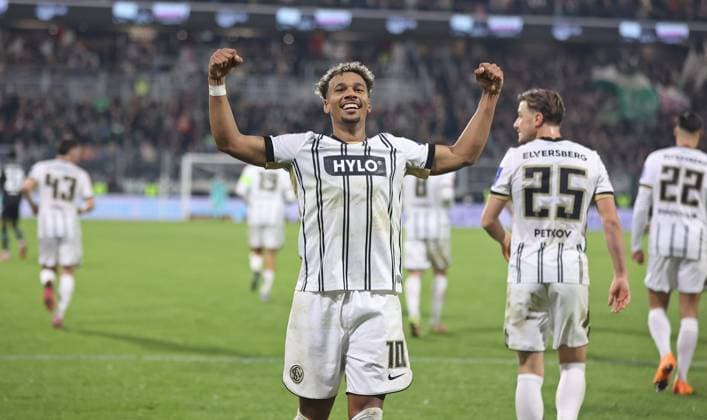 31.10.2025, Fussball, Herren, 2. Bundesliga, Saison 2025 2026, SV 07 Elversberg - Hannover 96, Bambase Conte (SV 07 Elversberg) bejubelt sein Tor zum 2:1 Elversberg Ursapharm-Arena an der Kaiserlinde Saarland Deutschland (DE) Copyright: xSebastianxBachx