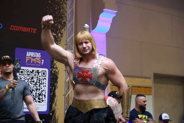 Official face-off of the athletes at the Fight Music Show in Sao Paulo. Sao Paulo (SP), 10 31 2025 - Face-off Fight Music Show - The athlete He-Man during the weigh-in and official face-off of the athletes of the Fight Music Show, the largest influencer fighting event in Latin America, the event takes place at the Municipal Market in the central region of the city of Sao Paulo, this Friday, October 31, 2025. (Foto: Leco Viana Thenews2 imago images) SPO  Copyright: xLecoxVianax