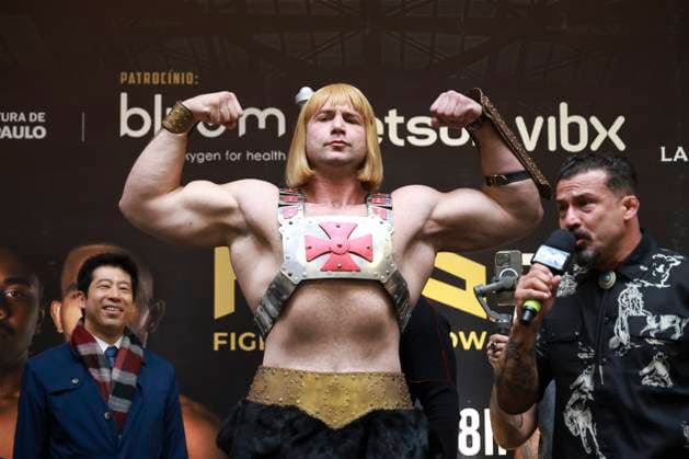 Official face-off of the athletes at the Fight Music Show in Sao Paulo. Sao Paulo (SP), 10 31 2025 - Face-off Fight Music Show - The athlete He-Man during the weigh-in and official face-off of the athletes of the Fight Music Show, the largest influencer fighting event in Latin America, the event takes place at the Municipal Market in the central region of the city of Sao Paulo, this Friday, October 31, 2025. (Foto: Leco Viana Thenews2 imago images) SPO  Copyright: xLecoxVianax