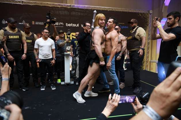 Official face-off of the athletes at the Fight Music Show in Sao Paulo. Sao Paulo (SP), 10 31 2025 - Face-off Fight Music Show - Athletes He-Man and Claudio during the weigh-in and official face-off of the athletes for the Fight Music Show, the largest influencer fighting event in Latin America. The event takes place at the Municipal Market in the central region of the city of Sao Paulo, this Friday, October 31, 2025. (Foto: Leco Viana Thenews2 imago images) SPO  Copyright: xLecoxVianax