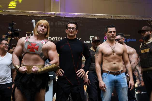 Official face-off of the athletes at the Fight Music Show in Sao Paulo. Sao Paulo (SP), 10 31 2025 - Face-off Fight Music Show - Athletes He-Man and Claudio during the weigh-in and official face-off of the athletes for the Fight Music Show, the largest influencer fighting event in Latin America. The event takes place at the Municipal Market in the central region of the city of Sao Paulo, this Friday, October 31, 2025. (Foto: Leco Viana Thenews2 imago images) SPO  Copyright: xLecoxVianax
