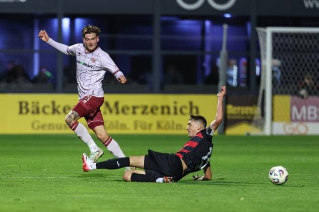 3. Liga; FC Viktoria Köln - FC Ingolstadt 04; Zweikampf Kampf um den Ball Frederik Christensen (11, FCI) Velasco Robin (11 VK) 3. Liga - FC Ingolstadt 04 Saison 2025 2026 FC Viktoria Köln