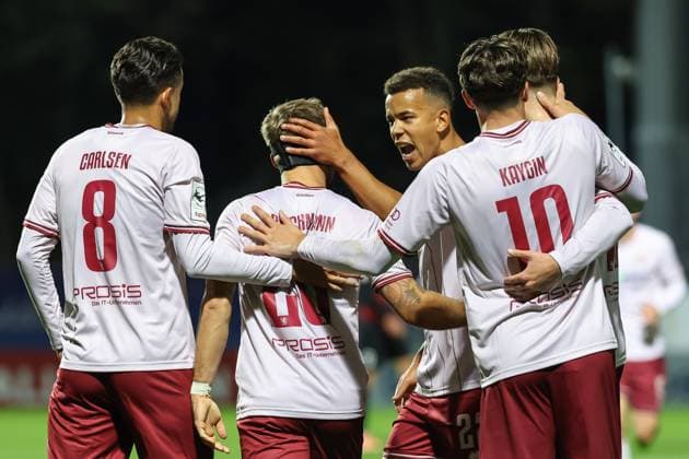 3. Liga; FC Viktoria Köln - FC Ingolstadt 04; Alleingang zum Tor Yannick Deichmann (20, FCI) Tor Jubel Treffer 0:1 Dennis Kaygin (10, FCI) Marcel Costly (22, FCI) Frederik Christensen (11, FCI) Fredrik Carlsen (8, FCI) 3. Liga - FC Ingolstadt 04 Saison 2025 2026 FC Viktoria Köln