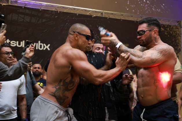 Official face-off of the athletes at the Fight Music Show in Sao Paulo. Sao Paulo (SP), 10 31 2025 - Face-off Fight Music Show - Athletes Pobre Loco and Cabo Pereira cause a general brawl during the weigh-in and official face-off of the athletes at Fight Music Show, the largest influencer fighting event in Latin America. The event takes place at the Municipal Market in the central region of the city of Sao Paulo, this Friday, October 31, 2025. (Foto: Leco Viana Thenews2 imago images) SPO  Copyright: xLecoxVianax
