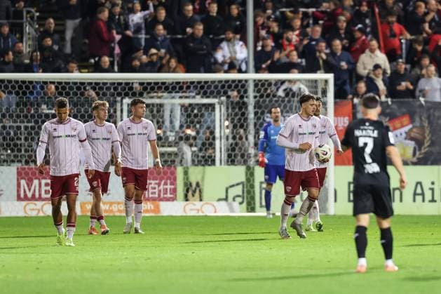 3. Liga; FC Viktoria Köln - FC Ingolstadt 04; Gegentor, hängende Köpfe Dennis Kaygin (10, FCI) Fredrik Carlsen (8, FCI) Mads Borchers (9, FCI) Max Plath (14 FCI) Marcel Costly (22, FCI) 3. Liga - FC Ingolstadt 04 Saison 2025 2026 FC Viktoria Köln