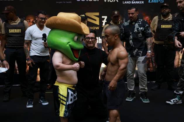 Official face-off of the athletes at the Fight Music Show in Sao Paulo. Sao Paulo (SP), 10 31 2025 - Face-off Fight Music Show - Hollywood and Disgrasapo athletes during the weigh-in and official face-off of the Fight Music Show athletes, the largest influencer fighting event in Latin America. The event takes place at the Municipal Market in the central region of the city of Sao Paulo, this Friday, October 31, 2025. (Foto: Leco Viana Thenews2 imago images) SPO  Copyright: xLecoxVianax