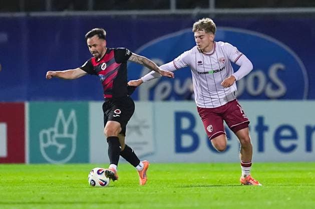 31.10.2025, xydrx, Fußball, 3.Liga, FC Viktoria Köln - FC Ingolstadt 04, Saison 2025 2026, Sportpark Höhenberg: Simon Handle (FC Viktoria Köln 7) im Zweikampf gegen Max Plath (FC Ingolstadt 14) DFB regulations prohibit any use of photographs as image sequences and or quasi-video. Nordrhein-Westfahlen Deutschland