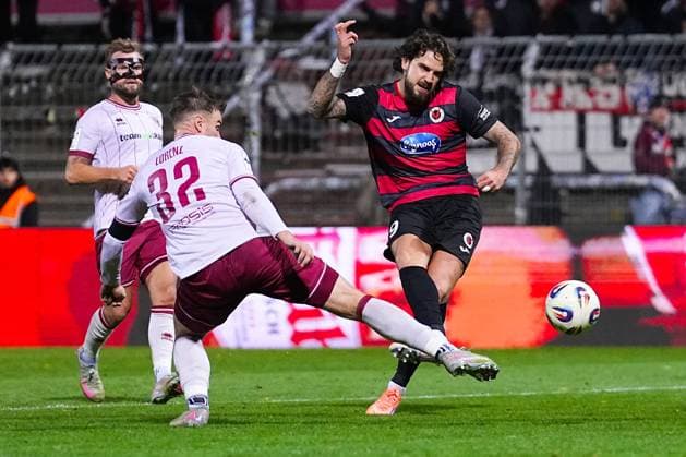 31.10.2025, xydrx, Fußball, 3.Liga, FC Viktoria Köln - FC Ingolstadt 04, Saison 2025 2026, Sportpark Höhenberg: Simon Lorenz (FC Ingolstadt 32) im Zweikampf gegen Lex-Tyger Lobinger (FC Viktoria Köln 9) DFB regulations prohibit any use of photographs as image sequences and or quasi-video. Nordrhein-Westfahlen Deutschland