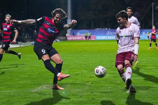 31.10.2025, xydrx, Fußball, 3.Liga, FC Viktoria Köln - FC Ingolstadt 04, Saison 2025 2026, Sportpark Höhenberg: Lex-Tyger Lobinger (FC Viktoria Köln 9) im Zweikampf gegen Linus Rosenloecher (FC Ingolstadt 19) DFB regulations prohibit any use of photographs as image sequences and or quasi-video. Nordrhein-Westfahlen Deutschland
