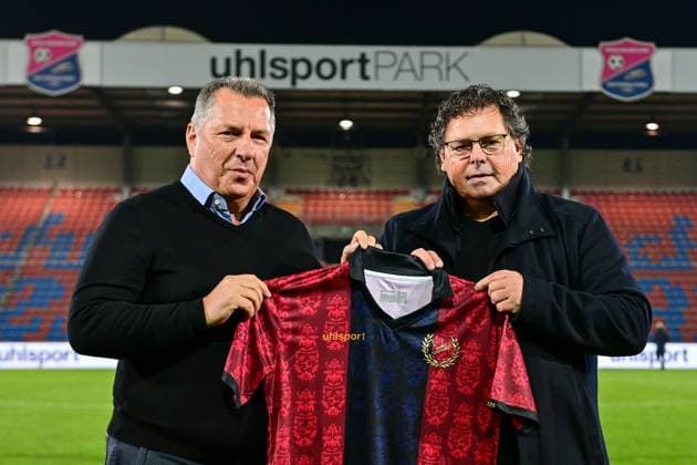 v.li.: Vizepräsident Peter Wagstyl (SpVgg Unterhaching) und Roland Ott (Vertreter der Fa. HABA) präsentieren die neue Partnerschaft, HABA sponsert ab sofort 400 Freikarten für den neuen Familienblock zu allen Heimspielen im Uhlsportpark, 31.10.2025, Unterhaching (Deutschland), Fussball, Regionalliga Bayern, SpVgg Unterhaching - FC Würzburger Kickers