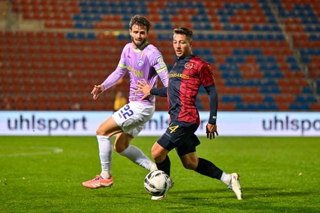 v.li.: Daniel Haegele (Wuerzburg, 22) Moritz Mueller (Unterhaching, 24) im Zweikampf, Duell, duel, tackle, Dynamik, Action, Aktion, 31.10.2025, Unterhaching (Deutschland), Fussball, Regionalliga Bayern, SpVgg Unterhaching - FC Würzburger Kickers