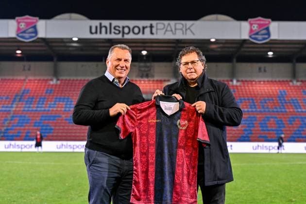 v.li.: Vizepräsident Peter Wagstyl (SpVgg Unterhaching) und Roland Ott (Vertreter der Fa. HABA) präsentieren die neue Partnerschaft, HABA sponsert ab sofort 400 Freikarten für den neuen Familienblock zu allen Heimspielen im Uhlsportpark, 31.10.2025, Unterhaching (Deutschland), Fussball, Regionalliga Bayern, SpVgg Unterhaching - FC Würzburger Kickers