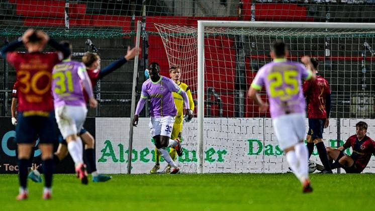 Wuerzburger Spieler mit Torjubel, Jubel, Torjubel, Torerfolg, celebrate the goal, goal, celebration, Jubel ueber das Tor zum 0:2 durch Tarsis Bonga (Wuerzburg, 30), optimistisch, Action, Aktion, Unterhachinger Spieler enttaeuscht schauend, Enttaeuschung, Frustration, disappointed, pessimistisch, 31.10.2025, Unterhaching (Deutschland), Fussball, Regionalliga Bayern, SpVgg Unterhaching - FC Würzburger Kickers