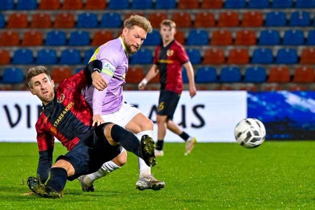 v.li.: Alexander Winkler (Unterhaching, 4) Patrick Hofmann (Wuerzburg, 33) im Zweikampf, Duell, duel, tackle, Dynamik, Action, Aktion, 31.10.2025, Unterhaching (Deutschland), Fussball, Regionalliga Bayern, SpVgg Unterhaching - FC Würzburger Kickers