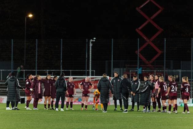 31.10.25, Frauen, Fussball, 1.BL, Saison 2025 2026, 1. FC Köln - 1.FC Nürnberg, 8. Spieltag Mannschaft des 1.FC Nürnberg steht nach dem Spiel enttäuscht auf dem Platz Köln Franz-Kremer-Stadion NRW Deutschland