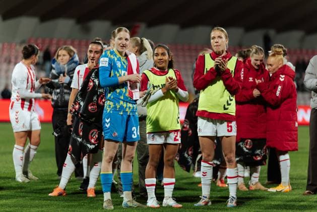 31.10.25, Frauen, Fussball, 1.BL, Saison 2025 2026, 1. FC Köln - 1.FC Nürnberg, 8. Spieltag Irina Fuchs ( 34 - 1. FC Köln), Ella Touon ( 24 - 1. FC Köln) und Celina Degen ( 5 - 1. FC Köln) Freude über den Sieg nach Spielende Köln Franz-Kremer-Stadion NRW Deutschland