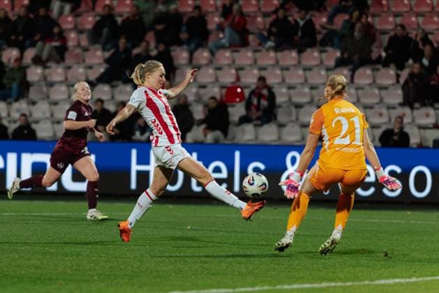 31.10.25, Frauen, Fussball, 1.BL, Saison 2025 2026, 1. FC Köln - 1.FC Nürnberg, 8. Spieltag Pauline Bremer ( 11 - 1. FC Köln) Lupfer zum 1:0 Tor Köln Franz-Kremer-Stadion NRW Deutschland