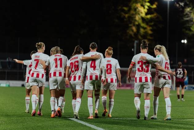 31.10.25, Frauen, Fussball, 1.BL, Saison 2025 2026, 1. FC Köln - 1.FC Nürnberg, 8. Spieltag Team des 1.FC Köln Jubel über das Tor von Sara Agrez ( 4 - 1. FC Köln) zum 3:0 Köln Franz-Kremer-Stadion NRW Deutschland