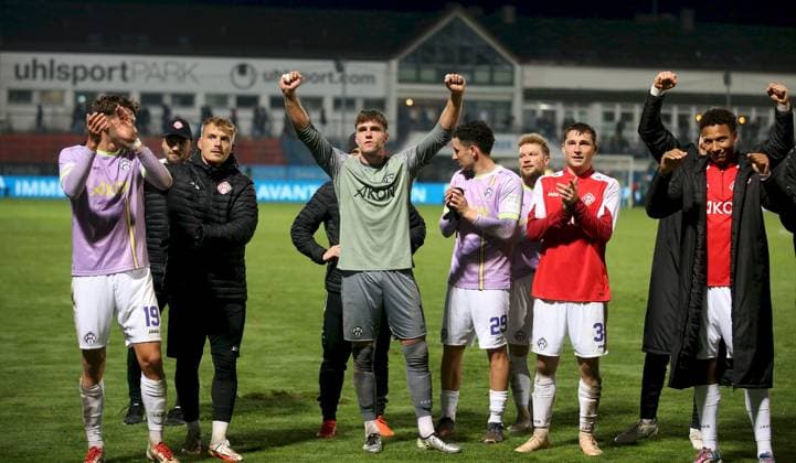 31.10.2025, xfsx, Herren, Fussball, Saison 2025 2026, Regionalliga Bayern, 16. Spieltag: SpVgg Unterhaching - FC Wuerzburger Kickers v.li.: Spieler des FC Wuerzburger Kickers jubeln ueber den Auswaertssieg nach Spielende Unterhaching uhlsport PARK Bayern Deutschland