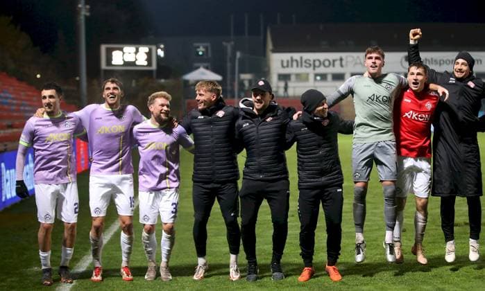 31.10.2025, xfsx, Herren, Fussball, Saison 2025 2026, Regionalliga Bayern, 16. Spieltag: SpVgg Unterhaching - FC Wuerzburger Kickers v.li.: Spieler des FC Wuerzburger Kickers jubeln nach Spielende ueber den 2:1 Auswaertssieg in Unterhaching Unterhaching uhlsport PARK Bayern Deutschland
