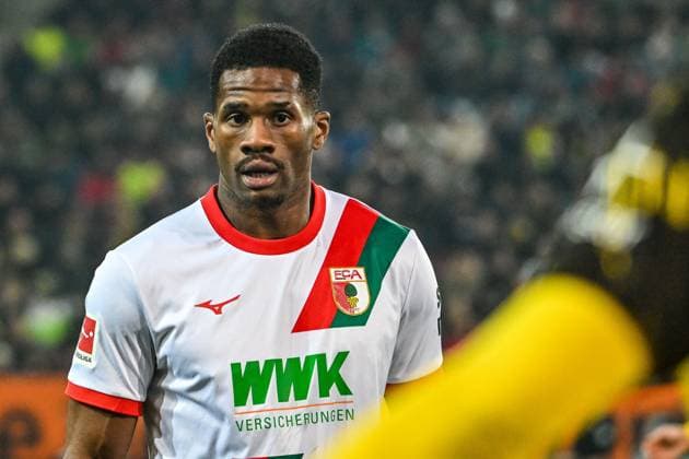 GER, 1. FBL, FC Augsburg vs Borussia Dortmund 31.10.2025, WWK-Arena, Augsburg, GER, 1. FBL, FC Augsburg vs Borussia Dortmund, im Bild Samuel Essende (FC Augsburg, 9)
