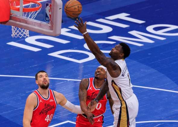 October 31, 2025, Inglewood, California, USA: Zion Williamson 1 of the New Orleans Pelicans puts up a shot over Ivica Zubac 40 and John Collins 20 of the Los Angeles Clippers during the 2025-26 Emirates Cup game on Friday October 31, 2025 at Intuit Dome Arena in Inglewood, California. Clippers defeat Pelicans, 126-124. JAVIER ROJAS PI Inglewood USA - ZUMAp124 20251031_zaa_p124_004 Copyright: xJavierxRojasx