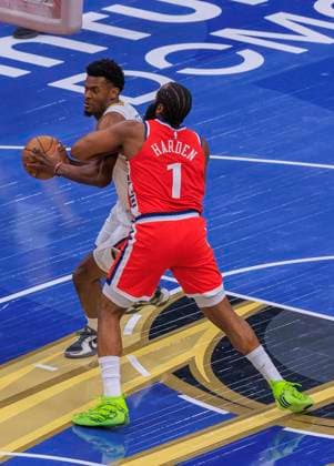 October 31, 2025, Inglewood, California, USA: Yves Missi 21 of the New Orleans Pelicans is defended by James Harden 1f the Los Angeles Clippers during the 2025-26 Emirates Cup game on Friday October 31, 2025 at Intuit Dome Arena in Inglewood, California. Clippers defeat Pelicans, 126-124. JAVIER ROJAS PI Inglewood USA - ZUMAp124 20251031_zaa_p124_007 Copyright: xJavierxRojasx