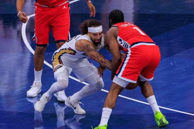 October 31, 2025, Inglewood, California, USA: Jose Alvarado 15 of the New Orleans Pelicans defends against James Harden 1 of the Los Angeles Clippers during the 2025-26 Emirates Cup game on Friday October 31, 2025 at Intuit Dome Arena in Inglewood, California. Clippers defeat Pelicans, 126-124. JAVIER ROJAS PI Inglewood USA - ZUMAp124 20251031_zaa_p124_014 Copyright: xJavierxRojasx