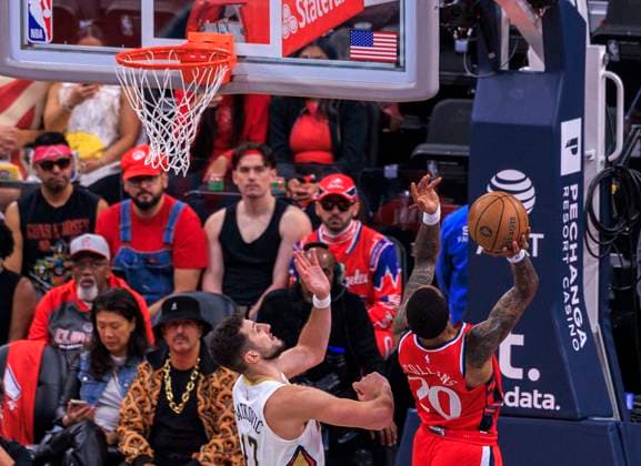 October 31, 2025, Inglewood, California, USA: Karlo Matkovic 17 of the New Orleans Pelicans tries to block a shot by John Collins 20 of the Los Angeles Clippers during the 2025-26 Emirates Cup game on Friday October 31, 2025 at Intuit Dome Arena in Inglewood, California. Clippers defeat Pelicans, 126-124. JAVIER ROJAS PI Inglewood USA - ZUMAp124 20251031_zaa_p124_017 Copyright: xJavierxRojasx