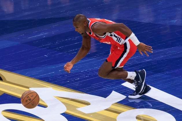 October 31, 2025, Inglewood, California, USA: Kris Dunn 8 of the Los Angeles Clippers chases after a loose ball during the 2025-2026 Emirates Cup game against the New Orleans Pelicans on Friday October 31, 2025 at Intuit Dome in Inglewood, California. Clippers defeat Pelicans, 126-124. ARIANA RUIZ PI Inglewood USA - ZUMAp124 20251031_zaa_p124_028 Copyright: xArianaxRuizx