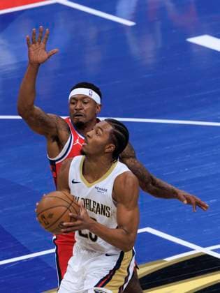 October 31, 2025, Inglewood, California, USA: Trey Murphy III 25 of the New Orleans Pelicans makes a two point shot attempt as Bradley Beal 0 of the Los Angeles Clippers defends the basket during the 2025-2026 Emirates Cup game on Friday October 31, 2025 at Intuit Dome in Inglewood, California. Clippers defeat Pelicans, 126-124. ARIANA RUIZ PI Inglewood USA - ZUMAp124 20251031_zaa_p124_038 Copyright: xArianaxRuizx