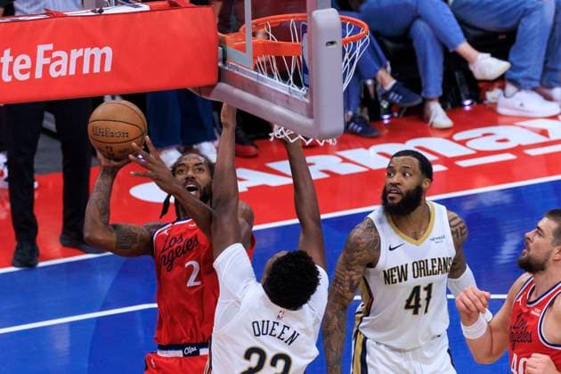 October 31, 2025, Inglewood, California, USA: Derik Queen 22 of the New Orleans Pelicans commits a shooting foul against Kawhi Leonard 2 of the Los Angeles Clippers during the 2025-2026 Emirates Cup game on Friday October 31, 2025 at Intuit Dome in Inglewood, California. Clippers defeat Pelicans, 126-124. ARIANA RUIZ PI Inglewood USA - ZUMAp124 20251031_zaa_p124_041 Copyright: xArianaxRuizx