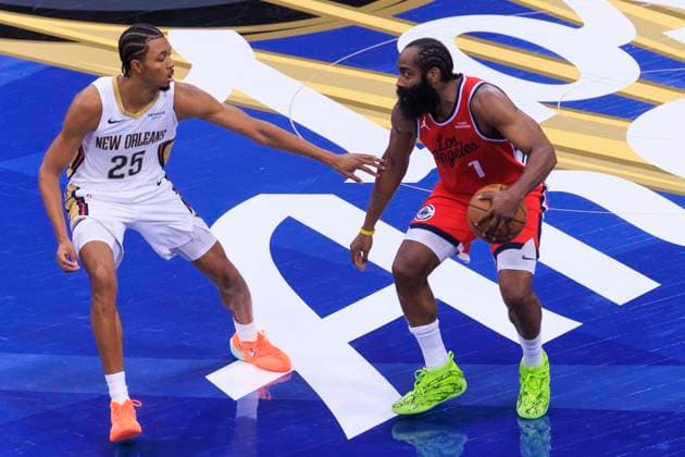 October 31, 2025, Inglewood, California, USA: James Harden 1 of the Los Angeles Clippers takes possession of the ball as Trey Murphy III 25 of the New Orleans Pelicans defends during the 2025-2026 Emirates Cup game on Friday October 31, 2025 at Intuit Dome in Inglewood, California. Clippers defeat Pelicans, 126-124. ARIANA RUIZ PI Inglewood USA - ZUMAp124 20251031_zaa_p124_044 Copyright: xArianaxRuizx