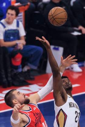 October 31, 2025, Inglewood, California, USA: Ivica Zubac 40 of the Los Angeles Clippers and Yves Missi 21 of the New Orleans Pelicans tip off during the 2025-2026 Emirates Cup game on Friday October 31, 2025 at Intuit Dome in Inglewood, California. Clippers defeat Pelicans, 126-124. ARIANA RUIZ PI Inglewood USA - ZUMAp124 20251031_zaa_p124_046 Copyright: xArianaxRuizx